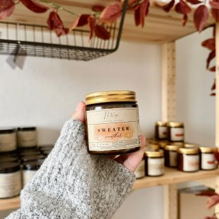 Svetřík 🧶🫶🏼 Vůně dýně, santalu, ambry, vetiveru, pižma, květinových tónů, skořice a hřebíčku vytváří teplý a svůdný...