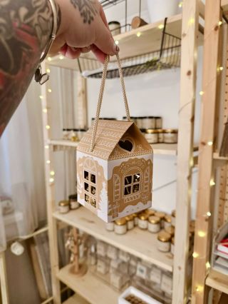 Perníková chaloupka ✨ už nyní na e-shopu 🤎. Roztomilý dárek pro ty nejmilovanější. Do krabičky se vejde jedna naše svíčka🎄...